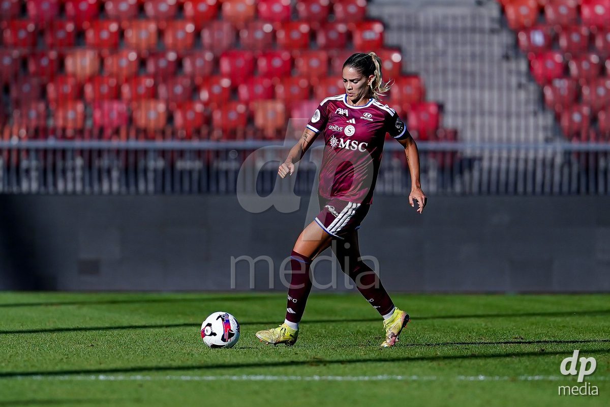 ZURICH, SWITZERLAND - September 6: Stefanie Da Eira (Stéfanie Da Eira) of Servette FC Chenois Feminin controls the ball during the AXA Women's Super League match between GC Frauenfussball and Servette FC Chenois Feminin at Letzigrund on September 6, 2026 in Zurich, Switzerland.