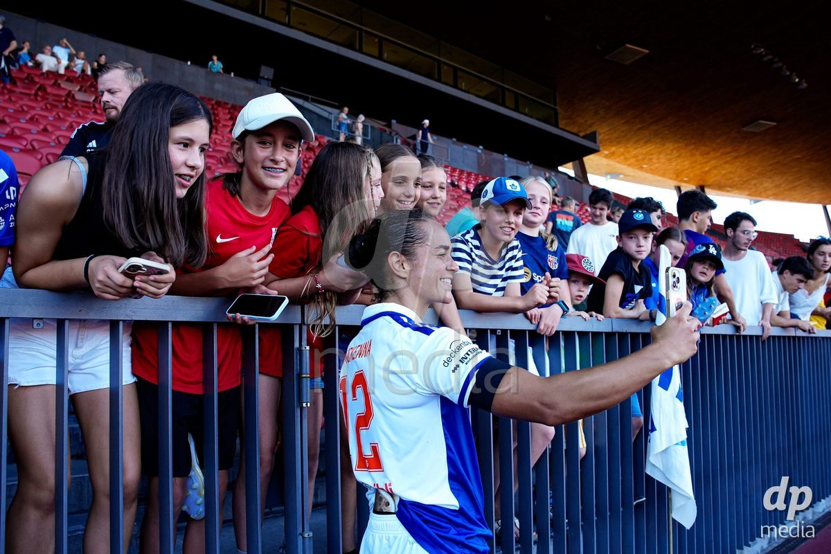 ZURICH, SWITZERLAND - September 6: Kayla Mckenna of GC Frauenfussball with fans after the AXA Women's Super League match between GC Frauenfussball and Servette FC Chenois Feminin at Letzigrund on September 6, 2026 in Zurich, Switzerland.