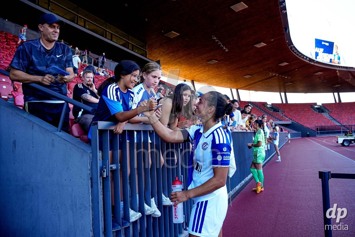 ZURICH, SWITZERLAND - September 6: Kayla Mckenna of GC Frauenfussball with fans after the AXA Women's Super League match between GC Frauenfussball and Servette FC Chenois Feminin at Letzigrund on September 6, 2026 in Zurich, Switzerland.
