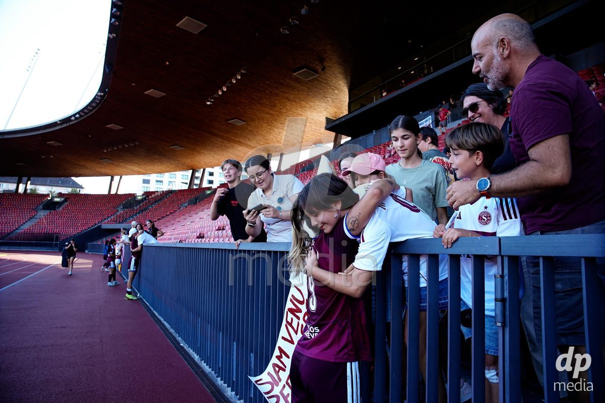ZURICH, SWITZERLAND - September 6: Gloria Marinelli of Servette FC Chenois Feminin with fans after the AXA Women's Super League match between GC Frauenfussball and Servette FC Chenois Feminin at Letzigrund on September 6, 2026 in Zurich, Switzerland.
