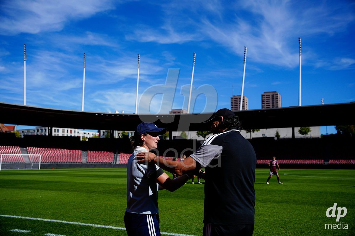 ZURICH, SWITZERLAND - September 6: Cristian Toro, Head Coach of Servette FC Chenois Feminin, (R) and Laura Vetterlein, Head Coach of GC Frauenfussball, (L) during the AXA Women's Super League match between GC Frauenfussball and Servette FC Chenois Feminin at Letzigrund on September 6, 2026 in Zurich, Switzerland.