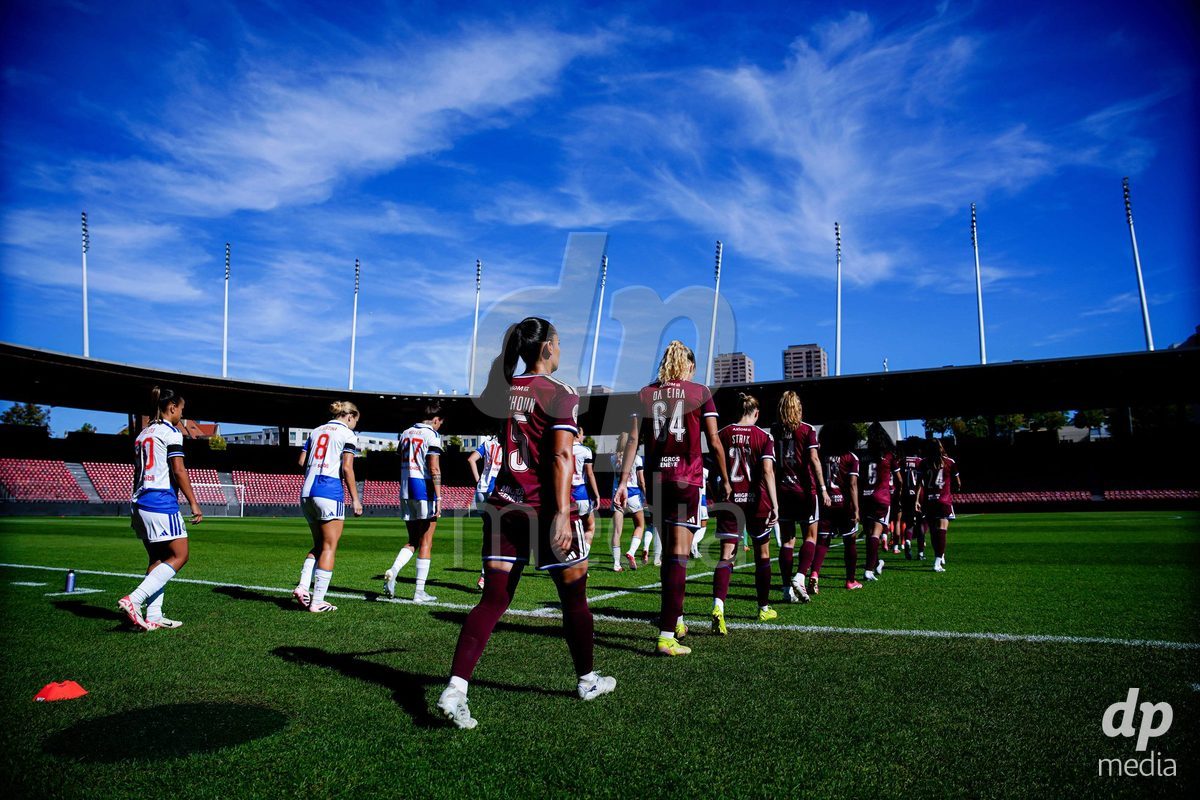 ZURICH, SWITZERLAND - September 6: Players of Servette FC Chenois Feminin (R) and Players of GC Frauenfussball (L) during the AXA Women's Super League match between GC Frauenfussball and Servette FC Chenois Feminin at Letzigrund on September 6, 2026 in Zurich, Switzerland.