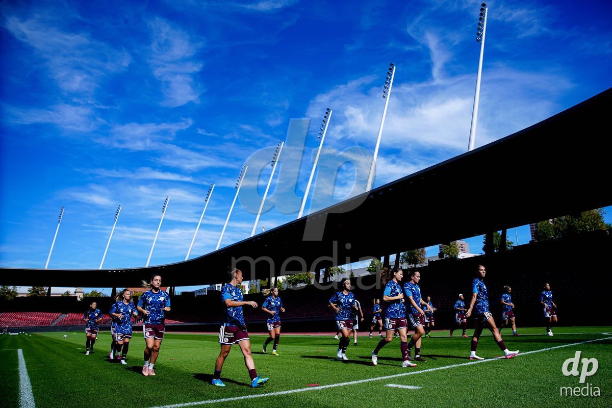 ZURICH, SWITZERLAND - September 6: Players of Servette FC Chenois Feminin warming up during the AXA Women's Super League match between GC Frauenfussball and Servette FC Chenois Feminin at Letzigrund on September 6, 2026 in Zurich, Switzerland.