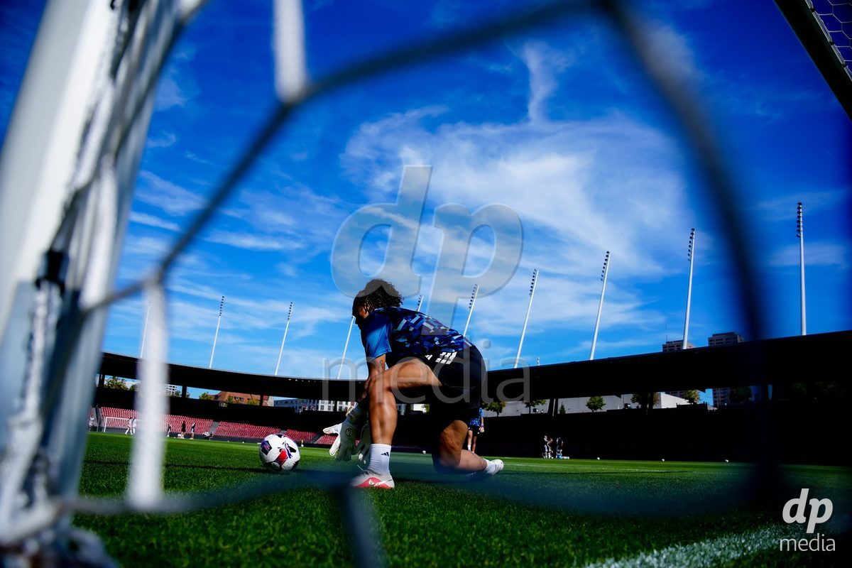 ZURICH, SWITZERLAND - September 6: Jacinta Weimar of Servette FC Chenois Feminin warming up during the AXA Women's Super League match between GC Frauenfussball and Servette FC Chenois Feminin at Letzigrund on September 6, 2026 in Zurich, Switzerland.