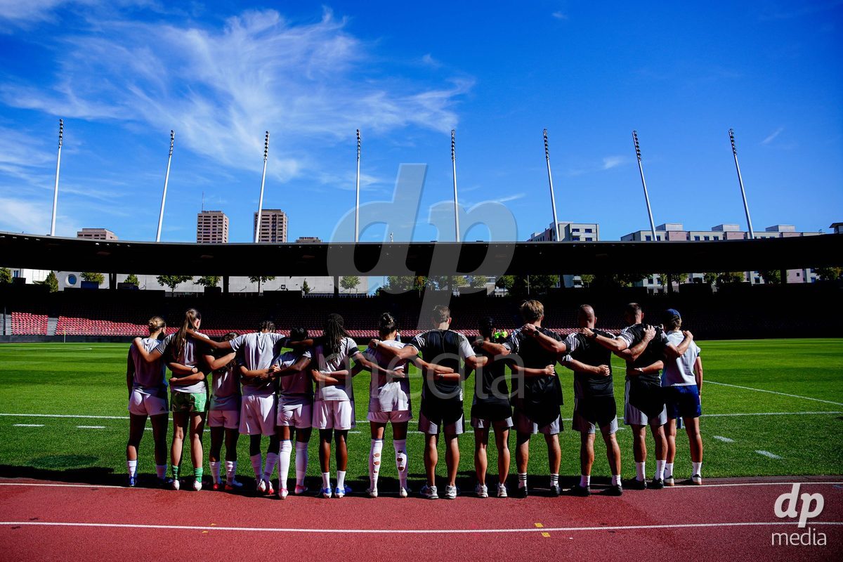 ZURICH, SWITZERLAND - September 6: GC Frauenfussball during the minute of silence for Marcel Bollmann during the AXA Women's Super League match between GC Frauenfussball and Servette FC Chenois Feminin at Letzigrund on September 6, 2026 in Zurich, Switzerland.