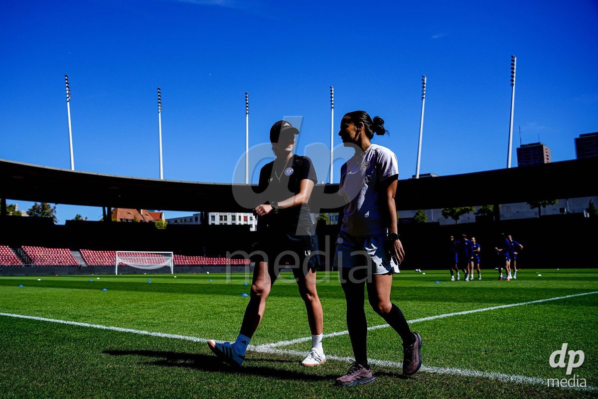 ZURICH, SWITZERLAND - September 6: Meriame Terchoun of Servette FC Chenois Feminin (R) and Laura Vetterlein, Head Coach of GC Frauenfussball, (L) battle arrival during the AXA Women's Super League match between GC Frauenfussball and Servette FC Chenois Feminin at Letzigrund on September 6, 2026 in Zurich, Switzerland.