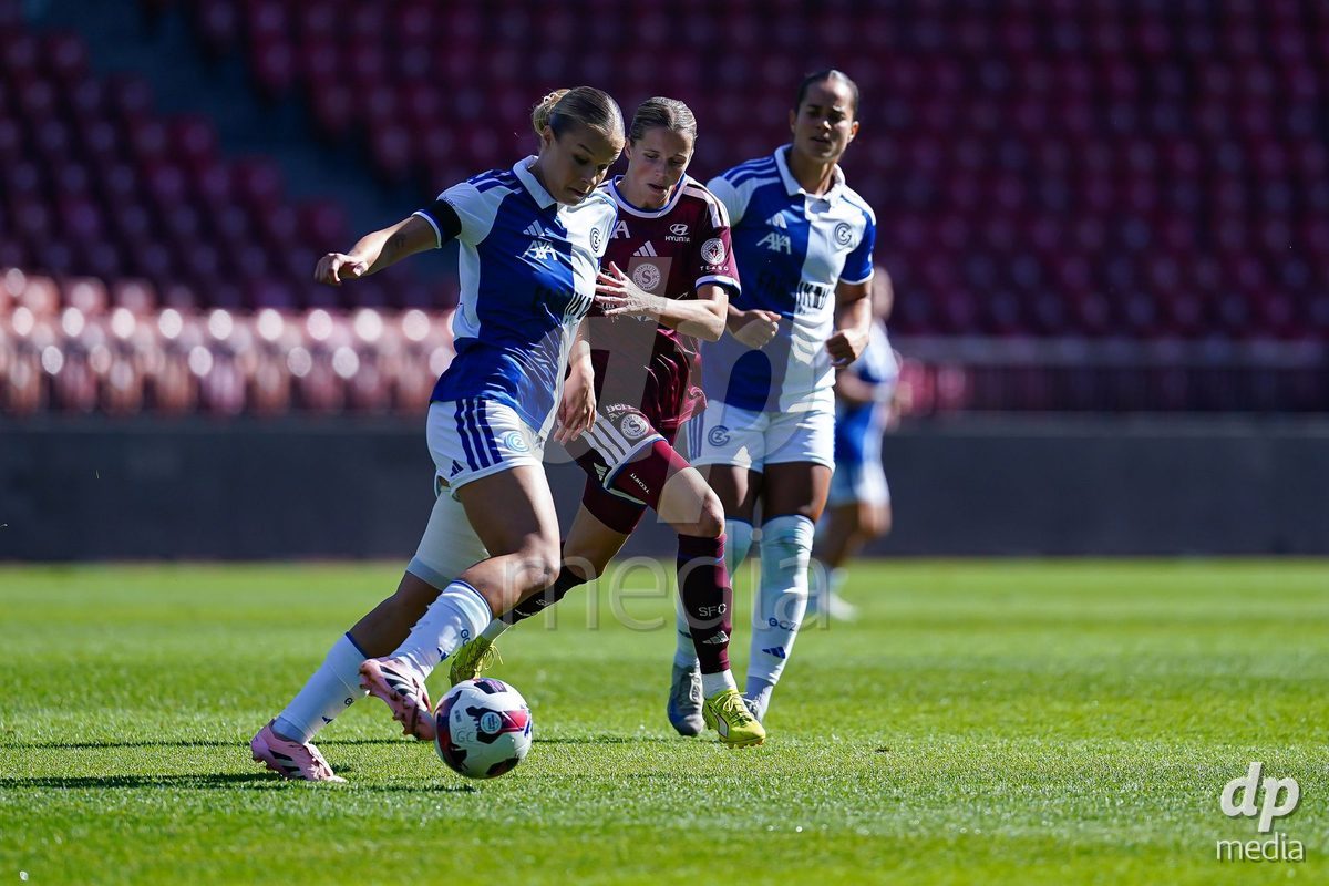 ZURICH, SWITZERLAND - September 6: Laura Strik of Servette FC Chenois Feminin (R) and Ella Ljustina of GC Frauenfussball (L) battle for the ball during the AXA Women's Super League match between GC Frauenfussball and Servette FC Chenois Feminin at Letzigrund on September 6, 2026 in Zurich, Switzerland.