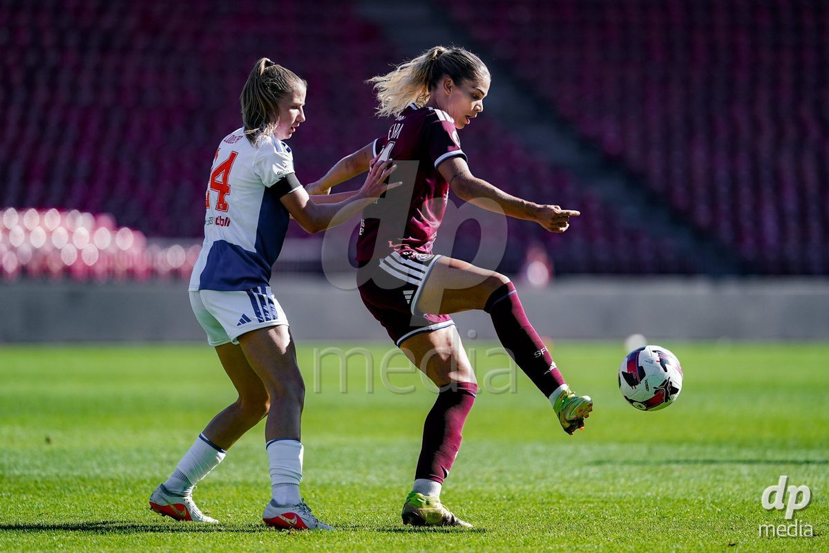 ZURICH, SWITZERLAND - September 6: Stefanie Da Eira (Stéfanie Da Eira) of Servette FC Chenois Feminin (R) and Giulia Looser of GC Frauenfussball (L) battle for the ball during the AXA Women's Super League match between GC Frauenfussball and Servette FC Chenois Feminin at Letzigrund on September 6, 2026 in Zurich, Switzerland.