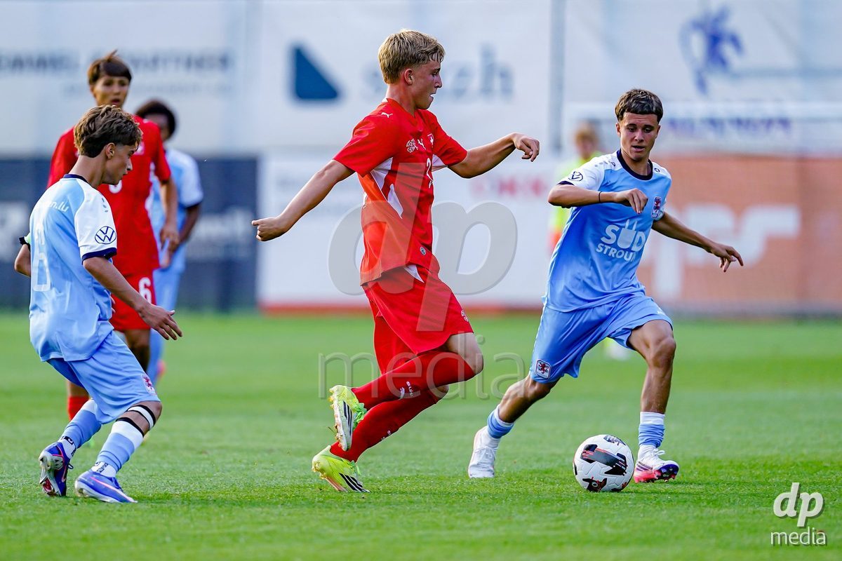 OBERE AU, Switzerland - September 8: Luca Gonçalves Marinho (Luca Goncalves Marinho) of Luxembourg (R) and Jaron Metzger of Switzerland (L) battles for the ball during the International Friendly U20 match between Switzerland and Luxembourg at TBD on September 8, 2026 in Obere Au, Switzerland.