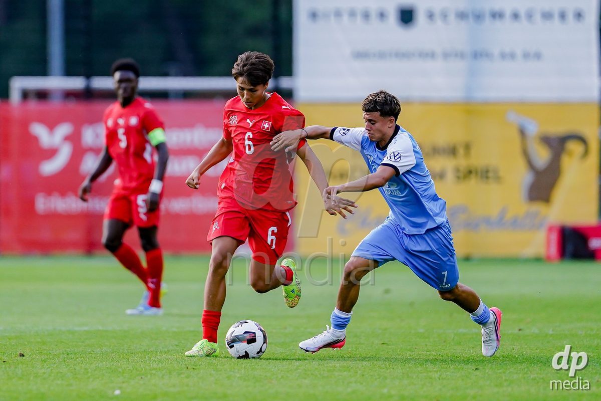OBERE AU, Switzerland - September 8: Luca Gonçalves Marinho (Luca Goncalves Marinho) of Luxembourg (R) and Juan Manuel Acosta Leal of Switzerland (L) battles for the ball during the International Friendly U20 match between Switzerland and Luxembourg at TBD on September 8, 2026 in Obere Au, Switzerland.