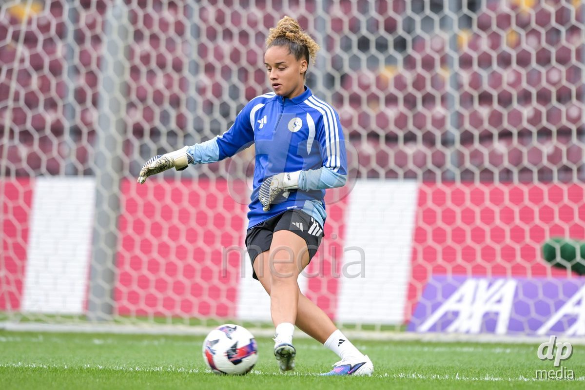 GENEVA, SWITZERLDAND - September 9: Servette players on the pitch for the warm-up during the AXA Women's Super League match between Servette FC Chenois Feminin and FC Yverdon Women at Stade de Geneve on September 9,2026 in Geneva, Switzerland