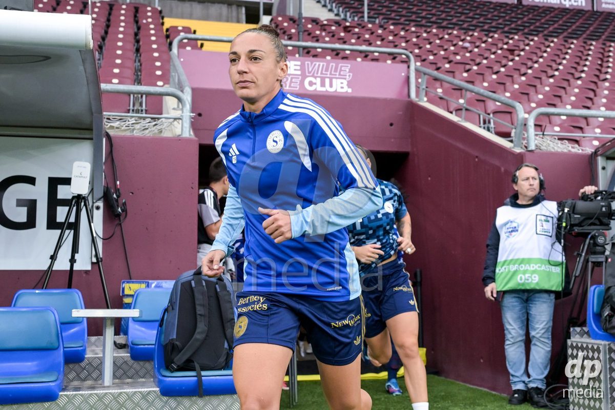 GENEVA, SWITZERLDAND - September 9: Servette players on the pitch for the warm-up during the AXA Women's Super League match between Servette FC Chenois Feminin and FC Yverdon Women at Stade de Geneve on September 9,2026 in Geneva, Switzerland