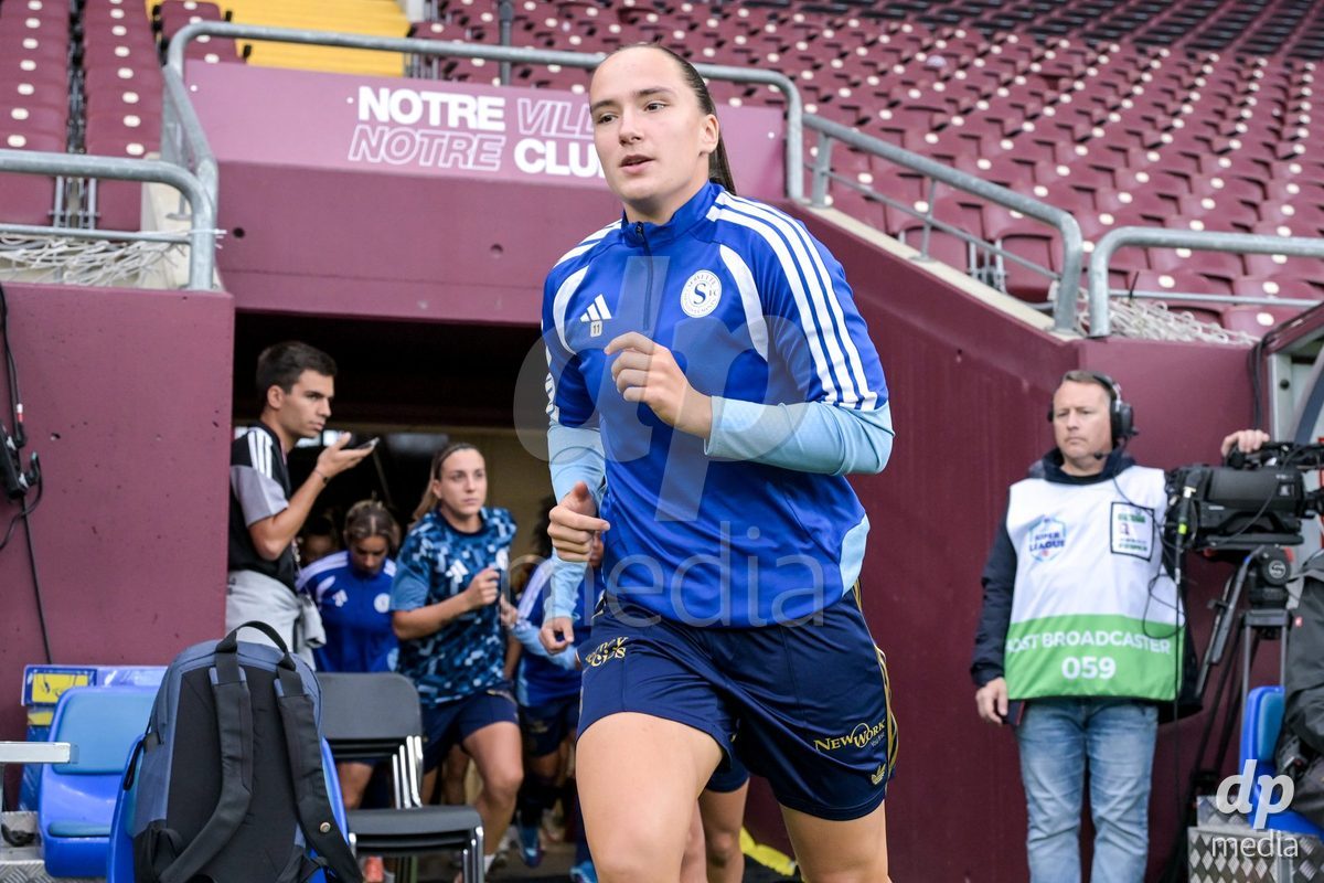 GENEVA, SWITZERLDAND - September 9: Servette players on the pitch for the warm-up during the AXA Women's Super League match between Servette FC Chenois Feminin and FC Yverdon Women at Stade de Geneve on September 9,2026 in Geneva, Switzerland