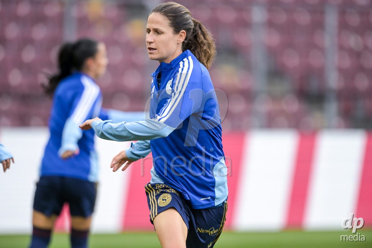 GENEVA, SWITZERLDAND - September 9: Servette players on the pitch for the warm-up during the AXA Women's Super League match between Servette FC Chenois Feminin and FC Yverdon Women at Stade de Geneve on September 9,2026 in Geneva, Switzerland