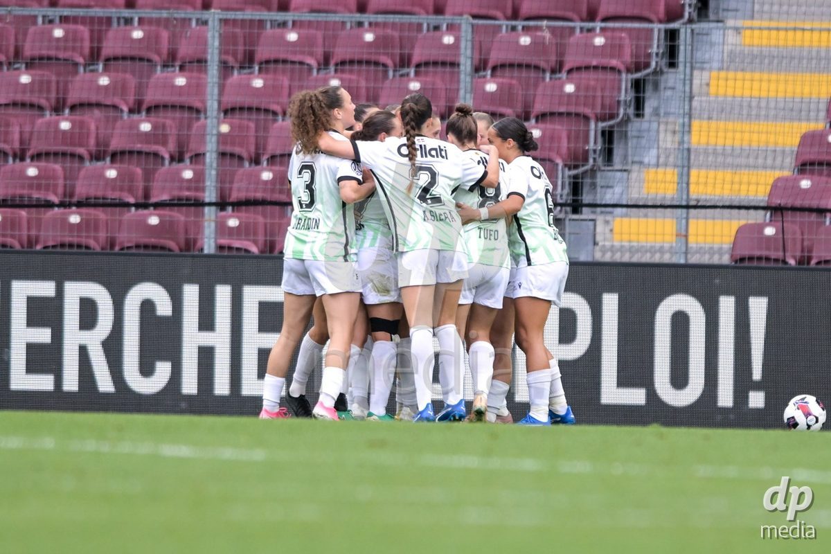 GENEVA, SWITZERLDAND - September 9: a players of Yverdon Women celebrate the 1-0 gol during the AXA Women's Super League match between Servette FC Chenois Feminin and FC Yverdon Women at Stade de Geneve on September 9,2026 in Geneva, Switzerland