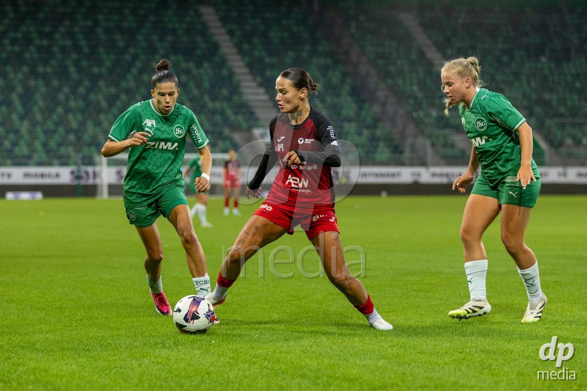 ST. GALLEN, SWITZERLAND - September 9: Vanesa Hoti of FC Aarau Frauen (C) controls the ball during the AXA Women's Super League match between FC St. Gallen 1879 and FC Aarau Frauen at Berit Sitterstadion on September 9, 2026 in St. Gallen, Switzerland.