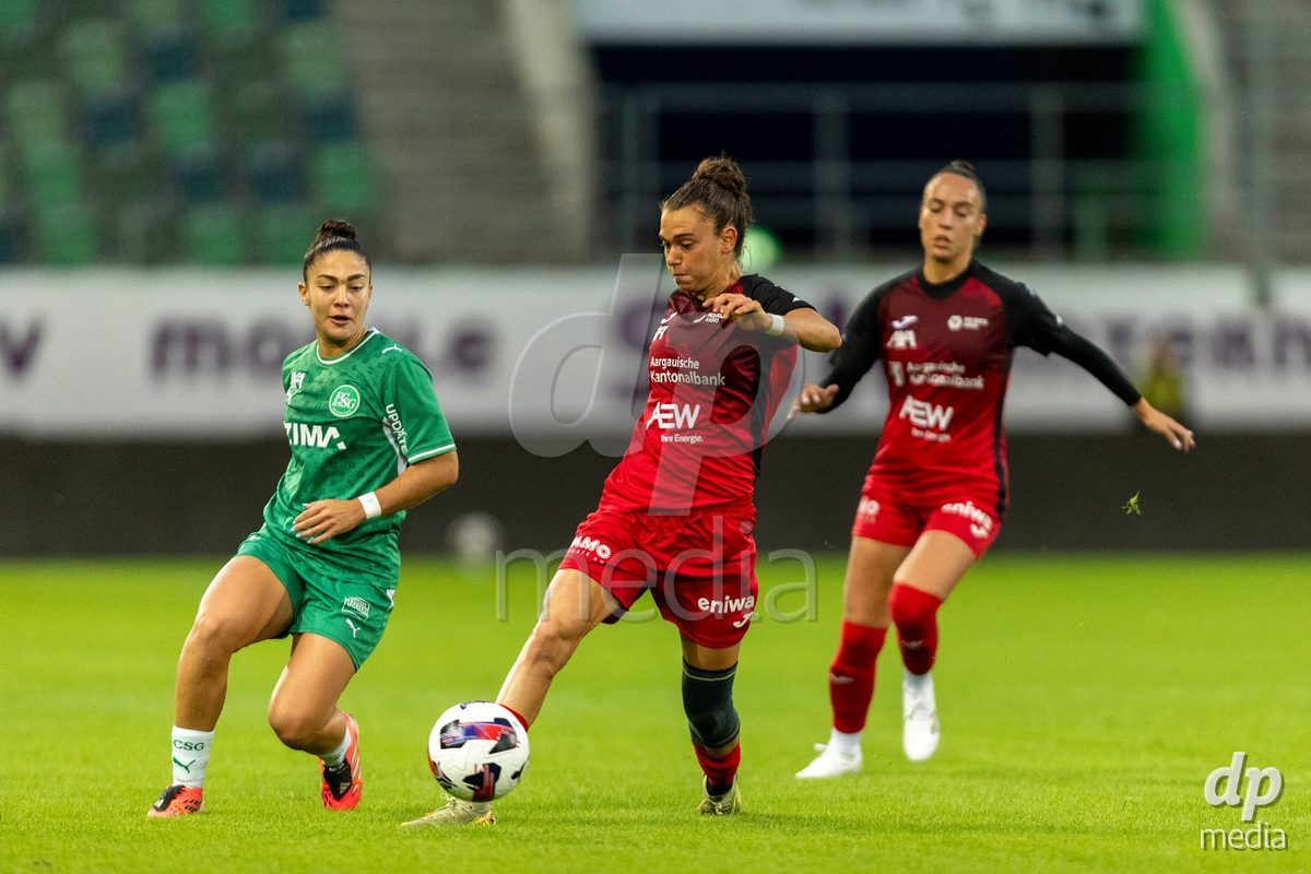 ST. GALLEN, SWITZERLAND - September 9: Giulia Bison of FC Aarau Frauen (R) controls the ball under pressure from Alessandra de Freitas of FC St. Gallen Frauen (L) during the AXA Women's Super League match between FC St. Gallen 1879 and FC Aarau Frauen at Berit Sitterstadion on September 9, 2026 in St. Gallen, Switzerland.