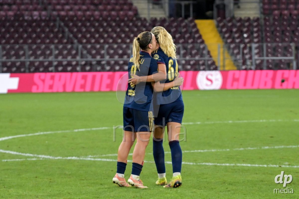 GENEVA, SWITZERLDAND - September 9: The players of Servette celebrate the victory during the AXA Women's Super League match between Servette FC Chenois Feminin and FC Yverdon Women at Stade de Geneve on September 9,2026 in Geneva, Switzerland