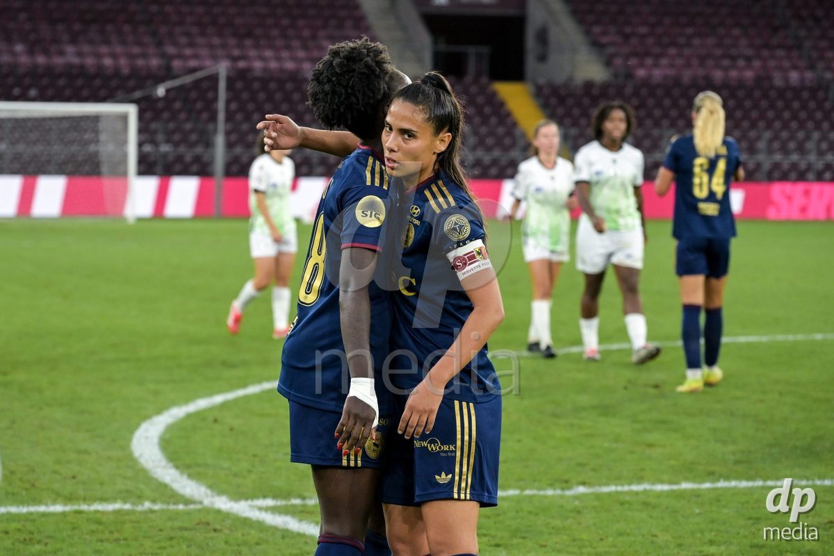 GENEVA, SWITZERLDAND - September 9: The players of Servette celebrate the victory during the AXA Women's Super League match between Servette FC Chenois Feminin and FC Yverdon Women at Stade de Geneve on September 9,2026 in Geneva, Switzerland