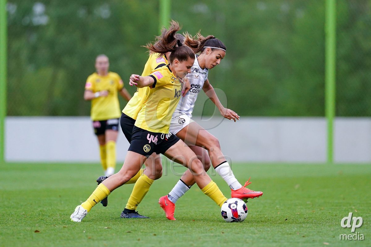 ZURICH, SWITZERLAND - September 9: Nina Kajzba of FC Zurich (R) and Emilie Bernhardt of BSC YB Frauen (L) battles for the ball during the AXA Women's Super League match between FC Zurich and BSC YB Frauen at Herrenschurli on September 9, 2026 in Zurich, Switzerland.