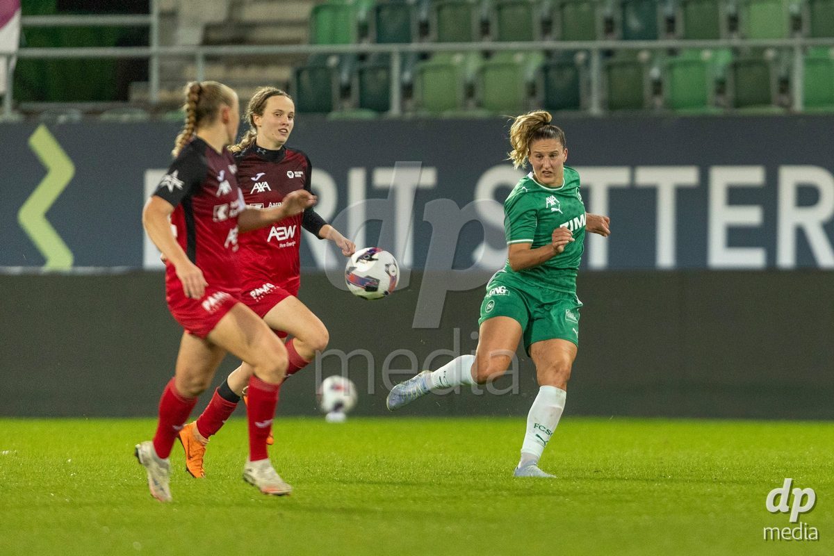 ST. GALLEN, SWITZERLAND - September 9: Sina Cavelti of FC St. Gallen Frauen (R) passes the ball during the AXA Women's Super League match between FC St. Gallen 1879 and FC Aarau Frauen at Berit Sitterstadion on September 9, 2026 in St. Gallen, Switzerland.