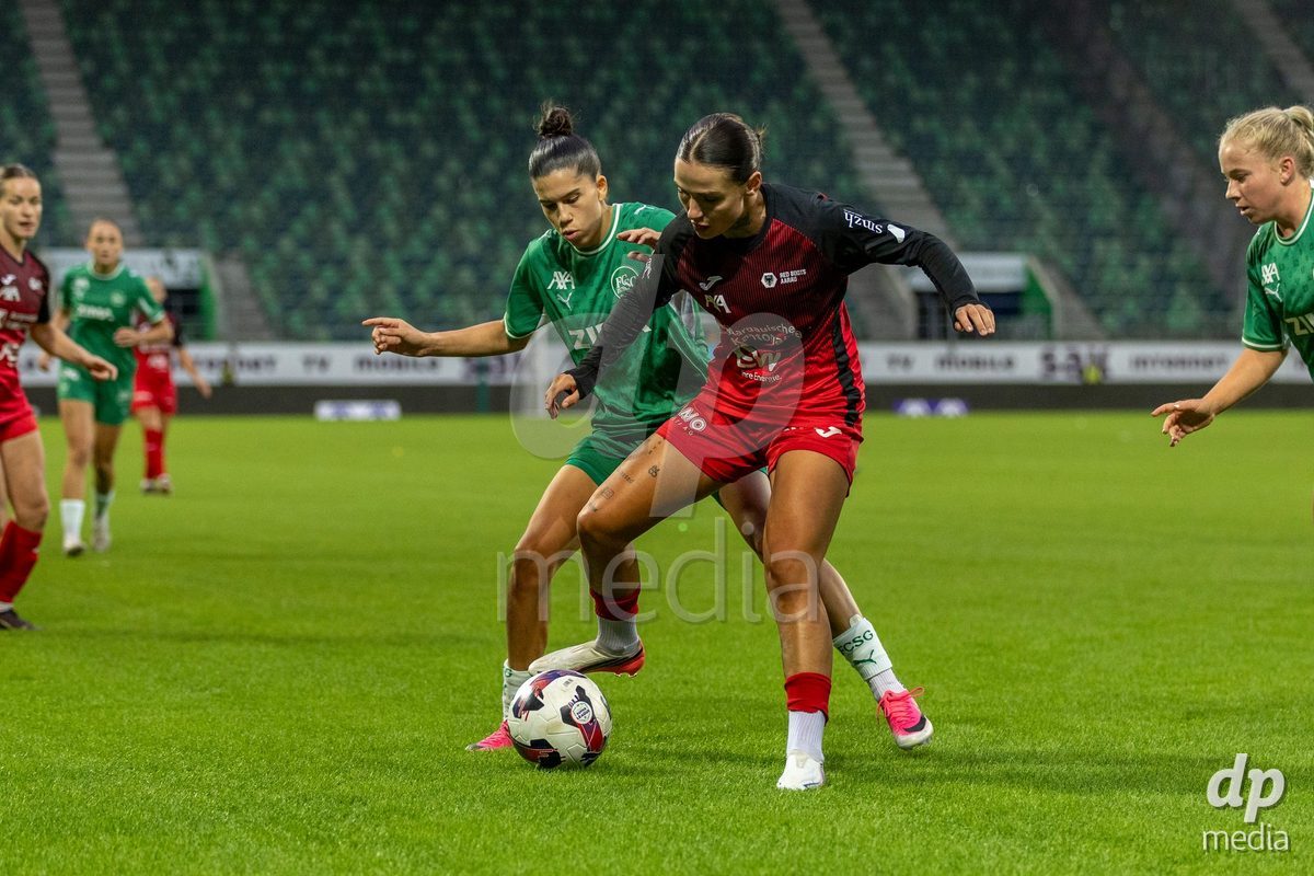 ST. GALLEN, SWITZERLAND - September 9: Vanesa Hoti of FC Aarau Frauen controls the ball under pressure from Julia Ruf of FC St. Gallen Frauen during the AXA Women's Super League match between FC St. Gallen 1879 and FC Aarau Frauen at Berit Sitterstadion on September 9, 2026 in St. Gallen, Switzerland.