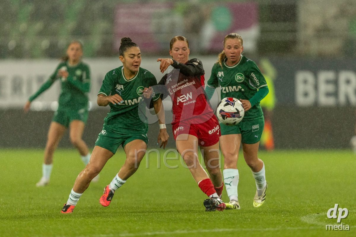 §ST. GALLEN, SWITZERLAND - September 9: Yves Milva Heim of FC Aarau Frauen (C) battles for the ball with Alessandra de Freitas of FC St. Gallen Frauen (L) during the AXA Women's Super League match between FC St. Gallen 1879 and FC Aarau Frauen at Berit Sitterstadion on September 9, 2026 in St. Gallen, Switzerland.