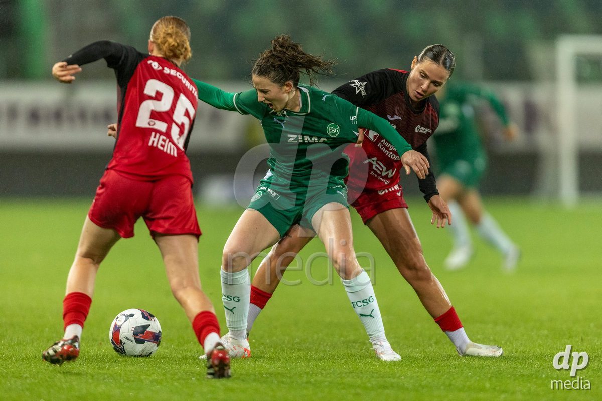 ST. GALLEN, SWITZERLAND - September 9: Yael Aeberhard of FC St. Gallen Frauen fights for the ball with Vanesa Hoti of FC Aarau Frauen during the AXA Women's Super League match between FC St. Gallen 1879 and FC Aarau Frauen at Berit Sitterstadion on September 9, 2026 in St. Gallen, Switzerland.