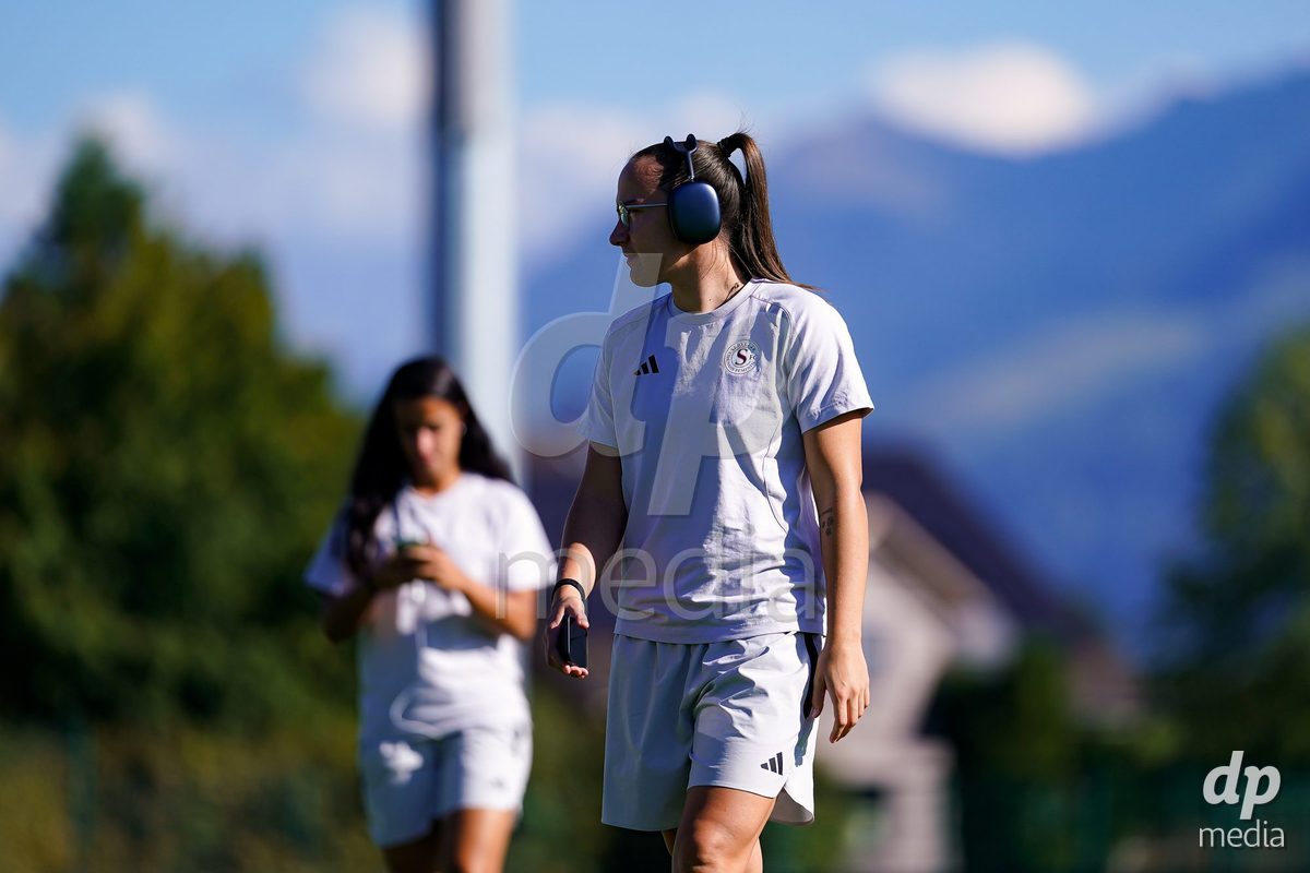 Rapperswil, Switzerland - September 12: Players of Servette FC Chenois Feminin arrival during the AXA Women's Super League match between FC Rapperswil-Jona and Servette FC Chenois Feminin at Stadion Grünfeld on September 12, 2026 in Rapperswil, Switzerland.