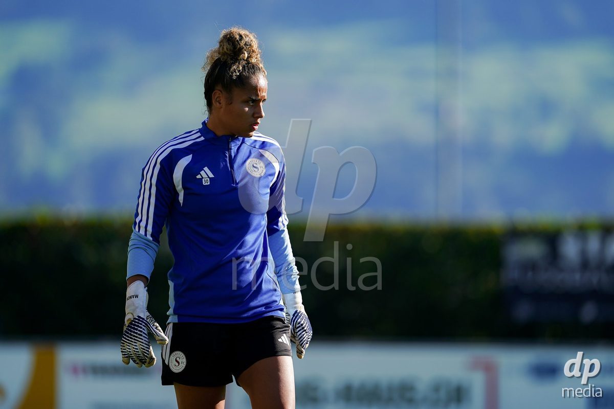 Rapperswil, Switzerland - September 12: Manon Le Page Servette of FC Chenois Feminin warming up during the AXA Women's Super League match between FC Rapperswil-Jona and Servette FC Chenois Feminin at Stadion Grünfeld on September 12, 2026 in Rapperswil, Switzerland.