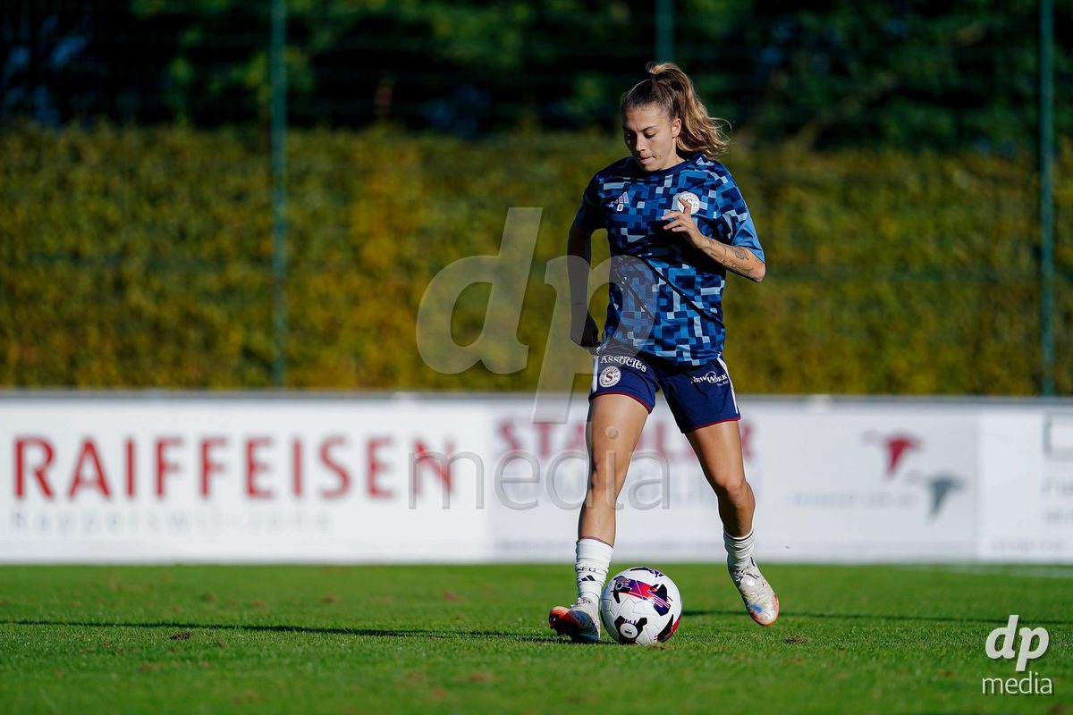 Rapperswil, Switzerland - September 12: Asun Martinez (Asun Martínez) of Servette FC Chenois Feminin warming up during the AXA Women's Super League match between FC Rapperswil-Jona and Servette FC Chenois Feminin at Stadion Grünfeld on September 12, 2026 in Rapperswil, Switzerland.