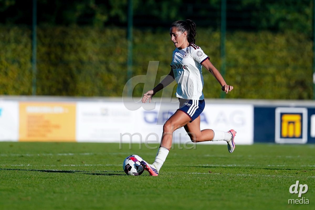 Rapperswil, Switzerland - September 12: Amina Muratovic (Amina Muratović) of Servette FC Chenois Feminin controls the ball during the AXA Women's Super League match between FC Rapperswil-Jona and Servette FC Chenois Feminin at Stadion Grünfeld on September 12, 2026 in Rapperswil, Switzerland.