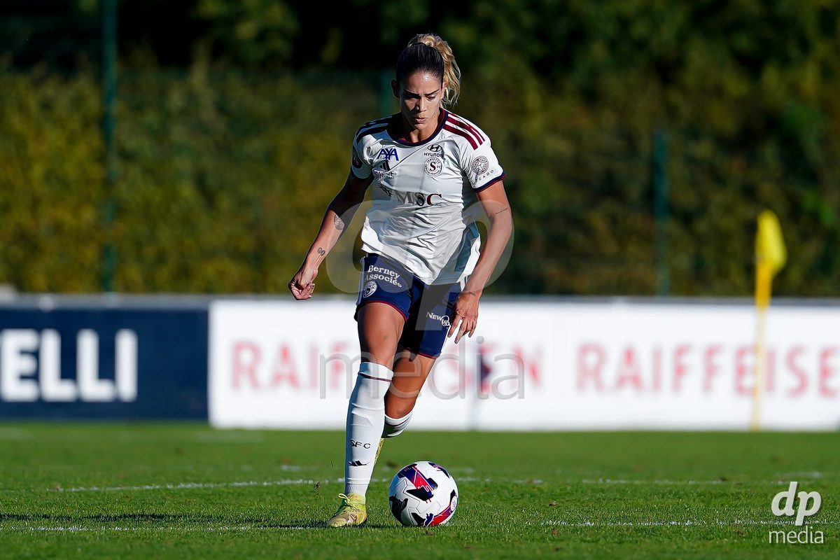 Rapperswil, Switzerland - September 12: Stefanie Da Eira (Stéfanie Da Eira) of Servette FC Chenois Feminin controls the ball during the AXA Women's Super League match between FC Rapperswil-Jona and Servette FC Chenois Feminin at Stadion Grünfeld on September 12, 2026 in Rapperswil, Switzerland.