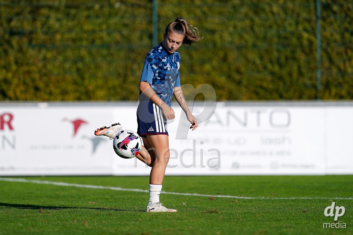 Rapperswil, Switzerland - September 12: Asun Martinez (Asun Martínez) of Servette FC Chenois Feminin warming up during the AXA Women's Super League match between FC Rapperswil-Jona and Servette FC Chenois Feminin at Stadion Grünfeld on September 12, 2026 in Rapperswil, Switzerland.