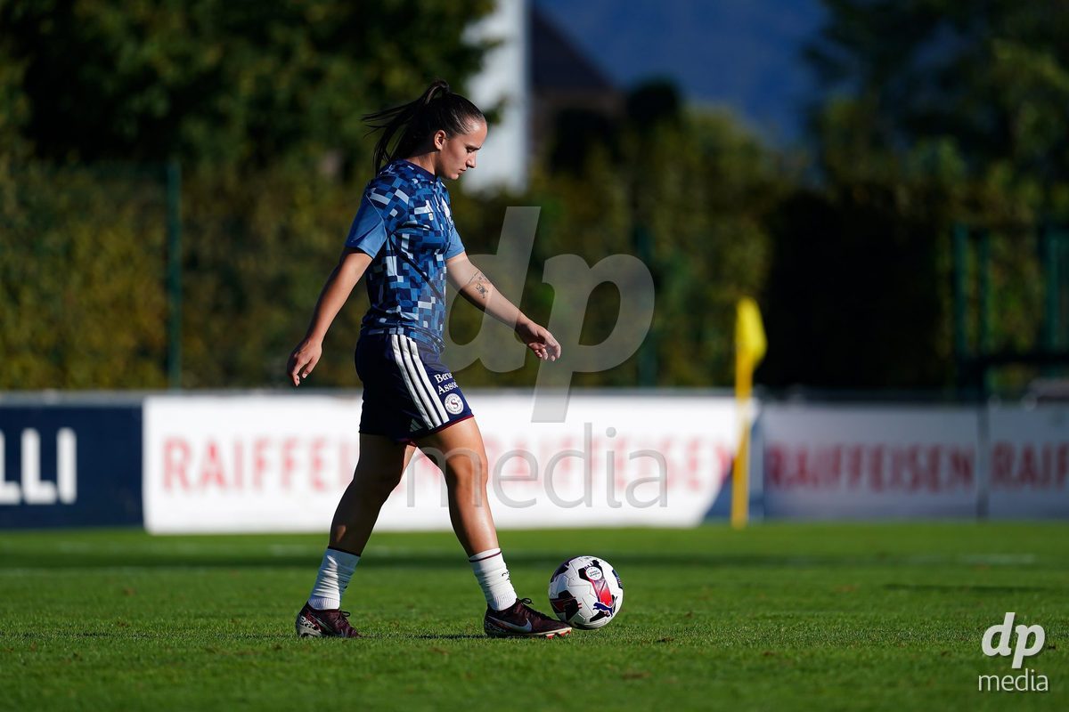 Rapperswil, Switzerland - September 12: Magdalena Sobal of Servette FC Chenois Feminin warming up during the AXA Women's Super League match between FC Rapperswil-Jona and Servette FC Chenois Feminin at Stadion Grünfeld on September 12, 2026 in Rapperswil, Switzerland.