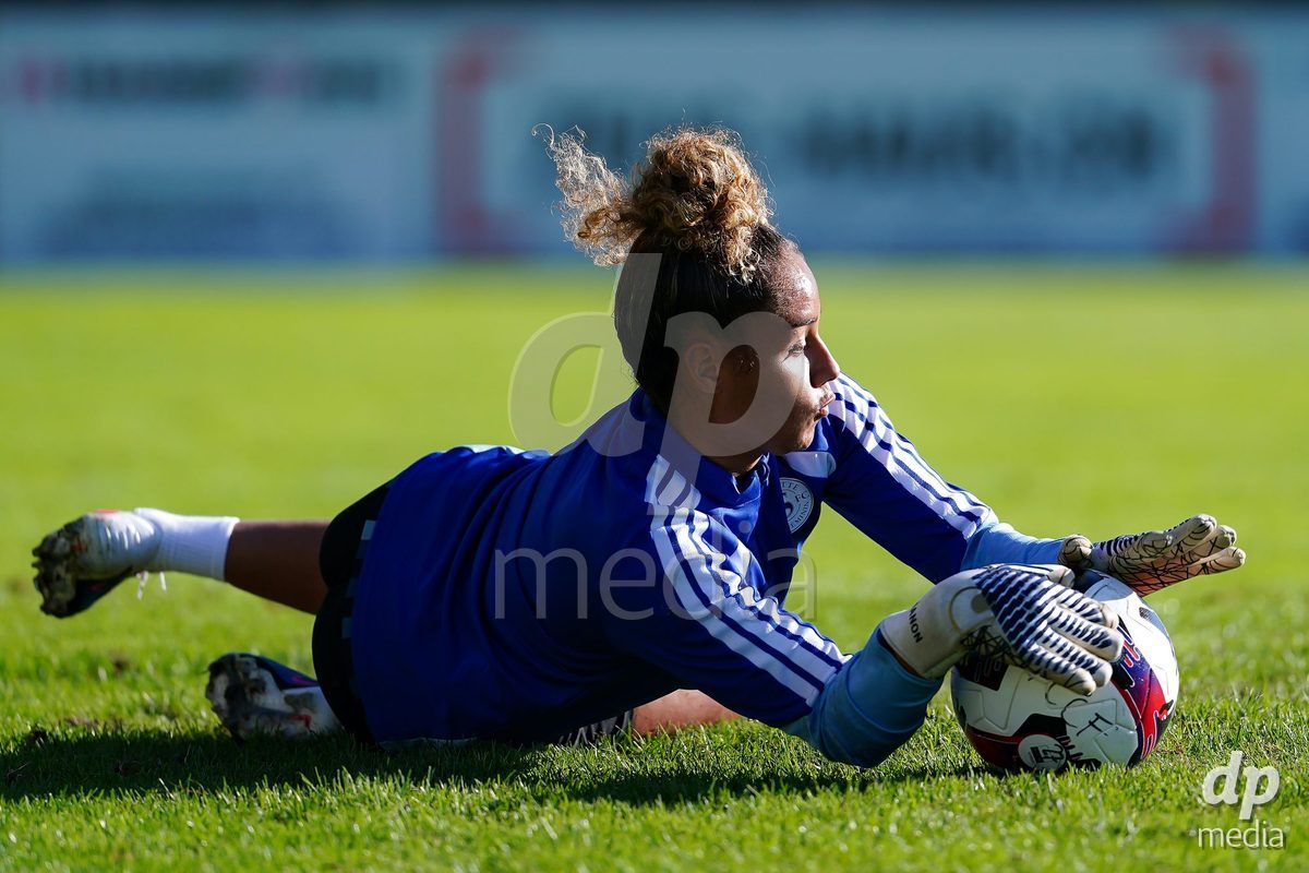 Rapperswil, Switzerland - September 12: Manon Le Page Servette of FC Chenois Feminin warming up during the AXA Women's Super League match between FC Rapperswil-Jona and Servette FC Chenois Feminin at Stadion Grünfeld on September 12, 2026 in Rapperswil, Switzerland.