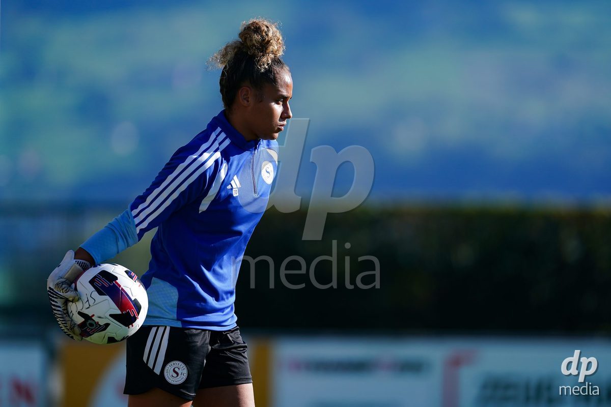 Rapperswil, Switzerland - September 12: Manon Le Page Servette of FC Chenois Feminin warming up during the AXA Women's Super League match between FC Rapperswil-Jona and Servette FC Chenois Feminin at Stadion Grünfeld on September 12, 2026 in Rapperswil, Switzerland.