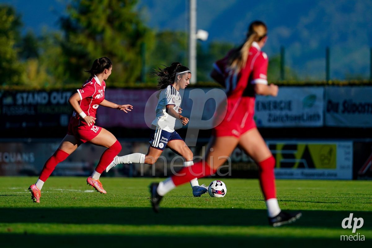 Rapperswil, Switzerland - September 12: Paola Hernandez (Paola Hernández) of Servette FC Chenois Feminin controls the ball during the AXA Women's Super League match between FC Rapperswil-Jona and Servette FC Chenois Feminin at Stadion Grünfeld on September 12, 2026 in Rapperswil, Switzerland.