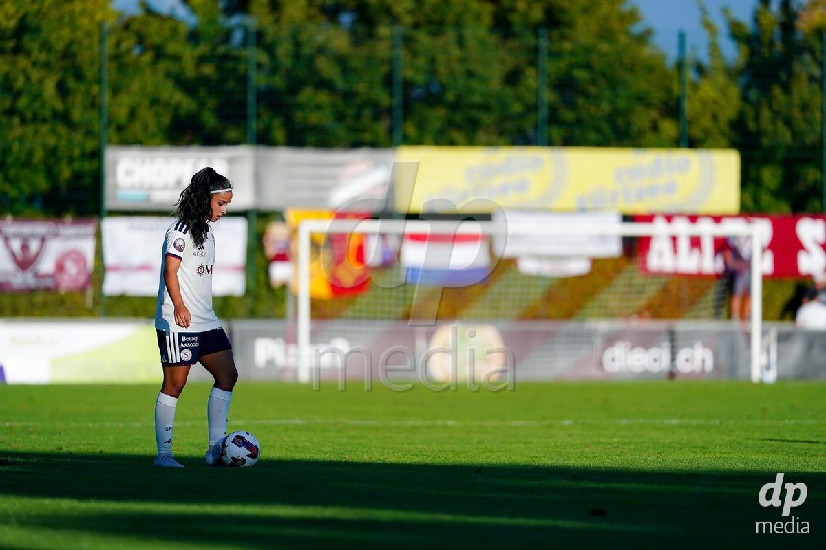 Rapperswil, Switzerland - September 12: Paola Hernandez (Paola Hernández) of Servette FC Chenois Feminin controls the ball during the AXA Women's Super League match between FC Rapperswil-Jona and Servette FC Chenois Feminin at Stadion Grünfeld on September 12, 2026 in Rapperswil, Switzerland.