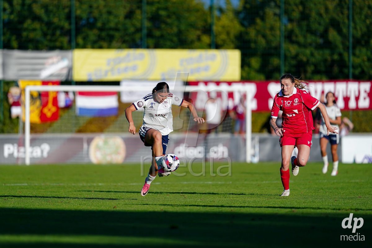 Rapperswil, Switzerland - September 12: Chiara Wallin of Servette FC Chenois Feminin controls the ball during the AXA Women's Super League match between FC Rapperswil-Jona and Servette FC Chenois Feminin at Stadion Grünfeld on September 12, 2026 in Rapperswil, Switzerland.