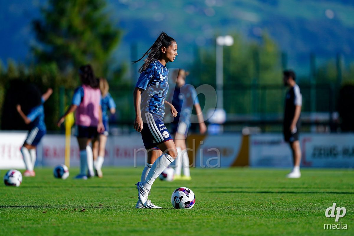 Rapperswil, Switzerland - September 12: Daina Bourma (Daïna Bourma) of Servette FC Chenois Feminin warming up during the AXA Women's Super League match between FC Rapperswil-Jona and Servette FC Chenois Feminin at Stadion Grünfeld on September 12, 2026 in Rapperswil, Switzerland.