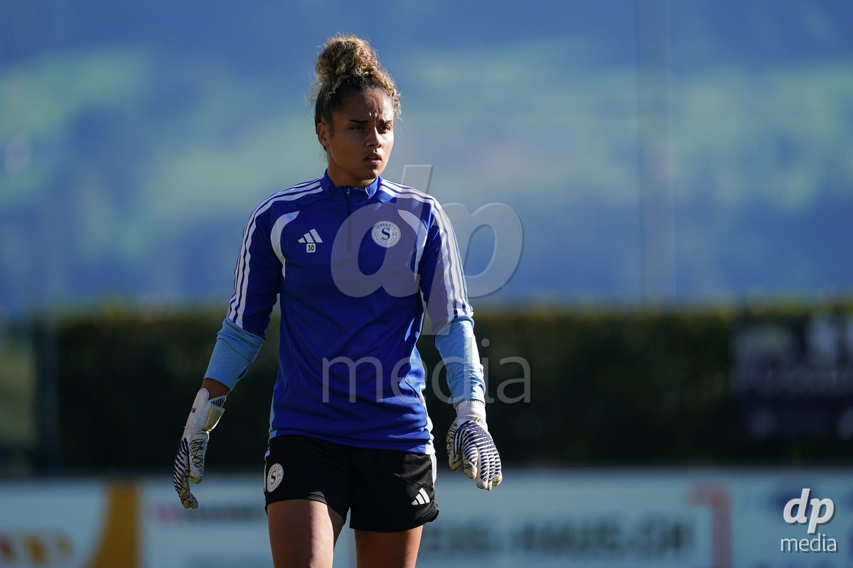 Rapperswil, Switzerland - September 12: Manon Le Page Servette of FC Chenois Feminin warming up during the AXA Women's Super League match between FC Rapperswil-Jona and Servette FC Chenois Feminin at Stadion Grünfeld on September 12, 2026 in Rapperswil, Switzerland.