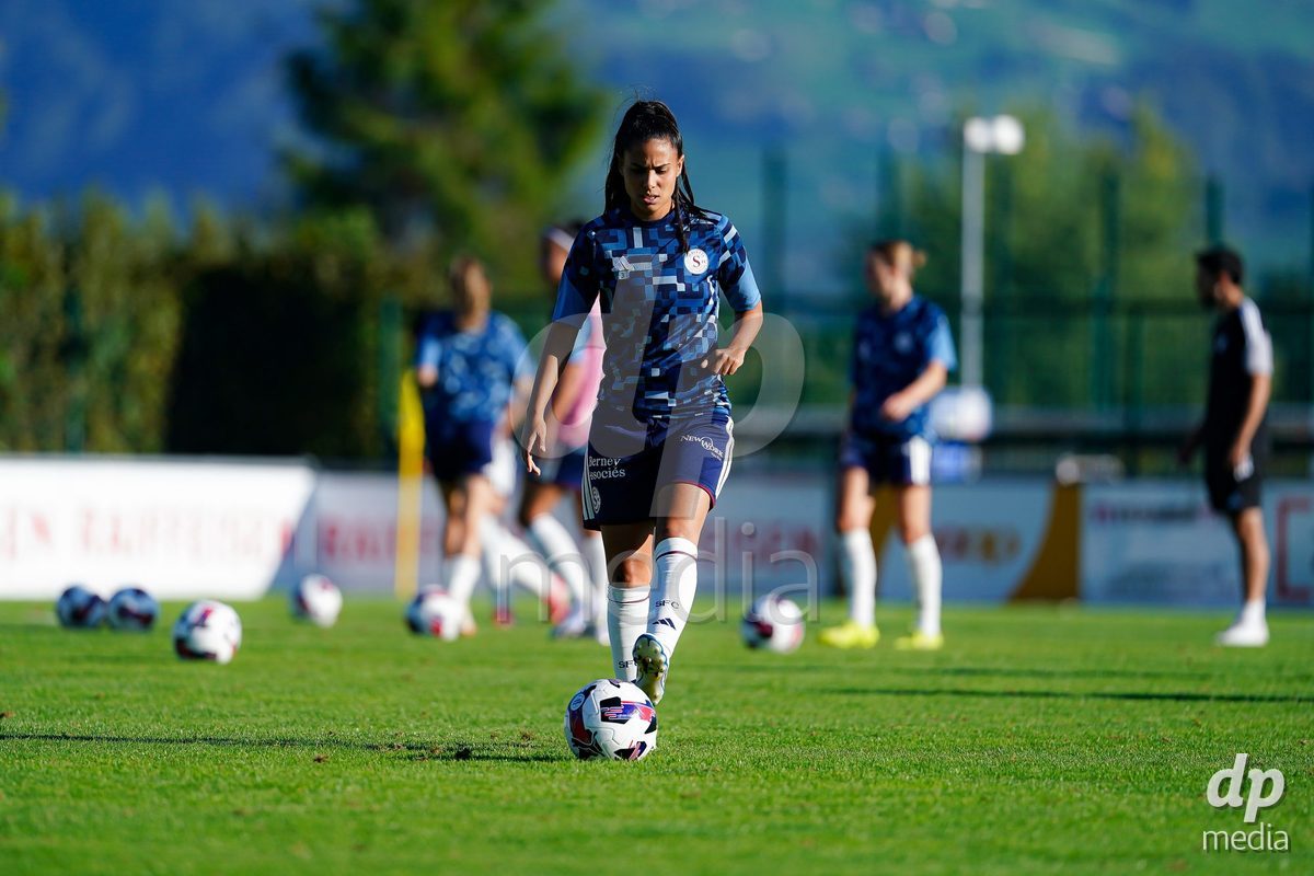 Rapperswil, Switzerland - September 12: Daina Bourma (Daïna Bourma) of Servette FC Chenois Feminin warming up during the AXA Women's Super League match between FC Rapperswil-Jona and Servette FC Chenois Feminin at Stadion Grünfeld on September 12, 2026 in Rapperswil, Switzerland.