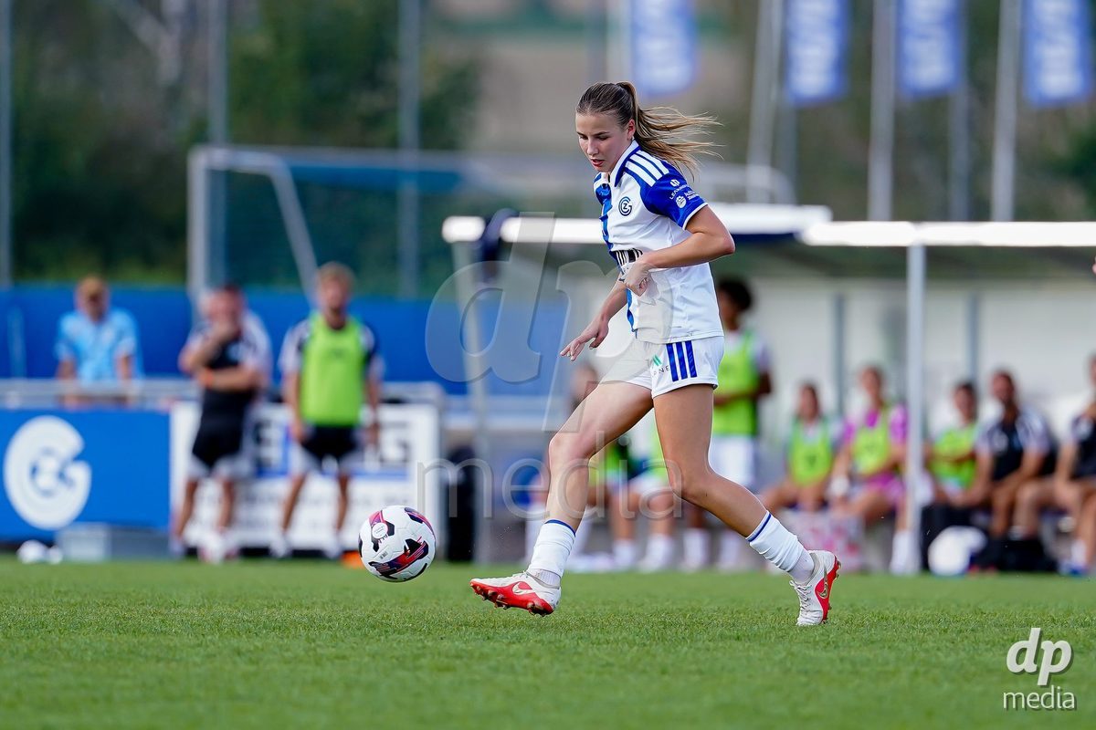 NIEDERHASLI, SWITZERLAND - September 13: Giulia Looser of GC Frauenfussball controls the ball during the AXA Women's Super League match between GC Frauenfussball and FC Luzern at GC Campus on September 13, 2026 in Niederhasli, Switzerland.