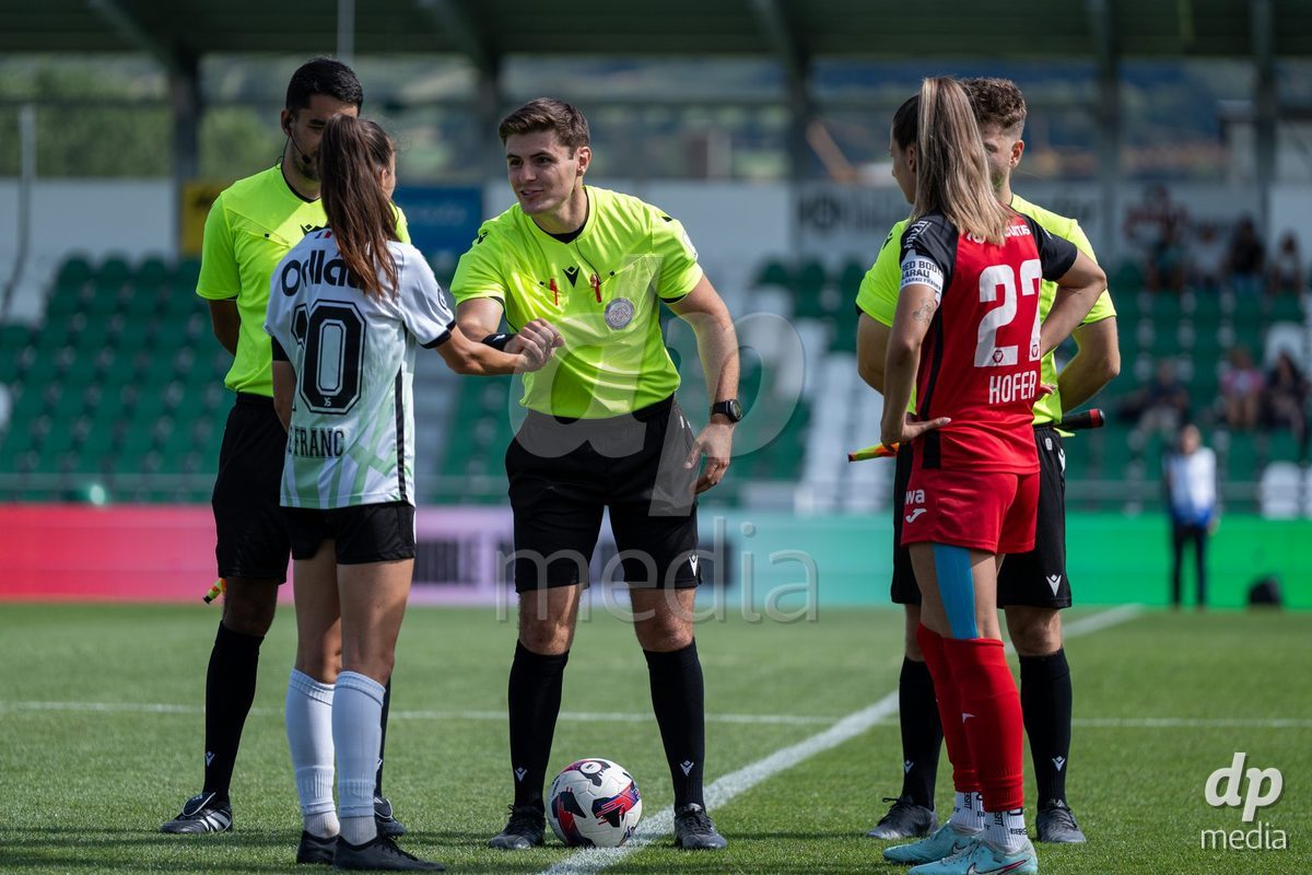 YVERDON-LES-BAINS - SWITZERLAND - SEPTEMBER 13 : Both captains and the referees prior to the AXA Women's Super League match between Yverdon Sport Women and FC Aarau Frauen at Stade Municipal on September 13, 2026 in Yverdon-les-Bains, Switzerland.