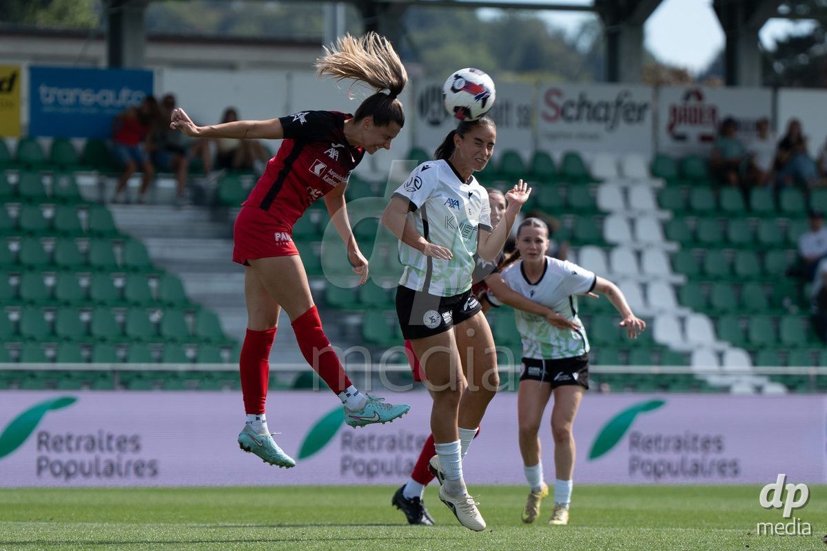 YVERDON-LES-BAINS - SWITZERLAND - SEPTEMBER 13 : Aerial duel between Ines Khiri of Yverdon Sport Women and Celia Hofer of FC Aarau Frauen during the AXA Women's Super League match between Yverdon Sport Women and FC Aarau Frauen at Stade Municipal on September 13, 2026 in Yverdon-les-Bains, Switzerland.