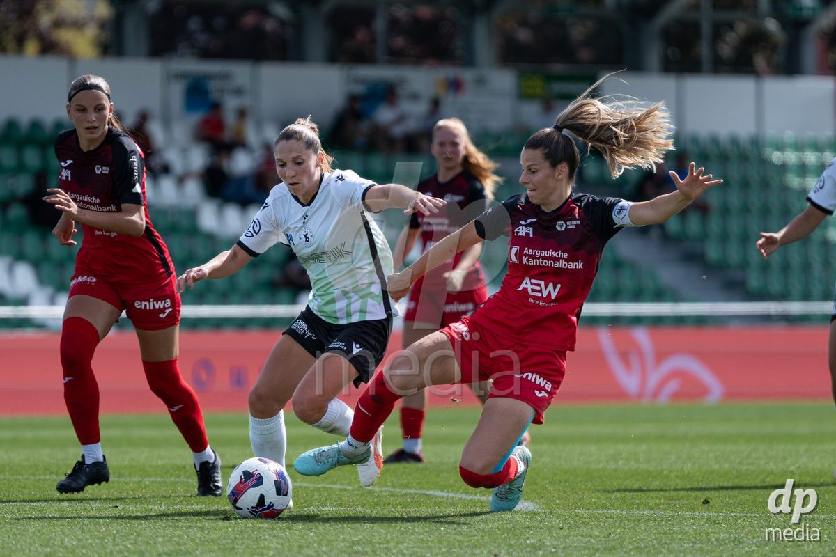 YVERDON-LES-BAINS - SWITZERLAND - SEPTEMBER 13 : Duel between Sandrine Gaillard Mauron of Yverdon Sport Women and Celia Hofer of FC Aarau Frauen during the AXA Women's Super League match between Yverdon Sport Women and FC Aarau Frauen at Stade Municipal on September 13, 2026 in Yverdon-les-Bains, Switzerland.