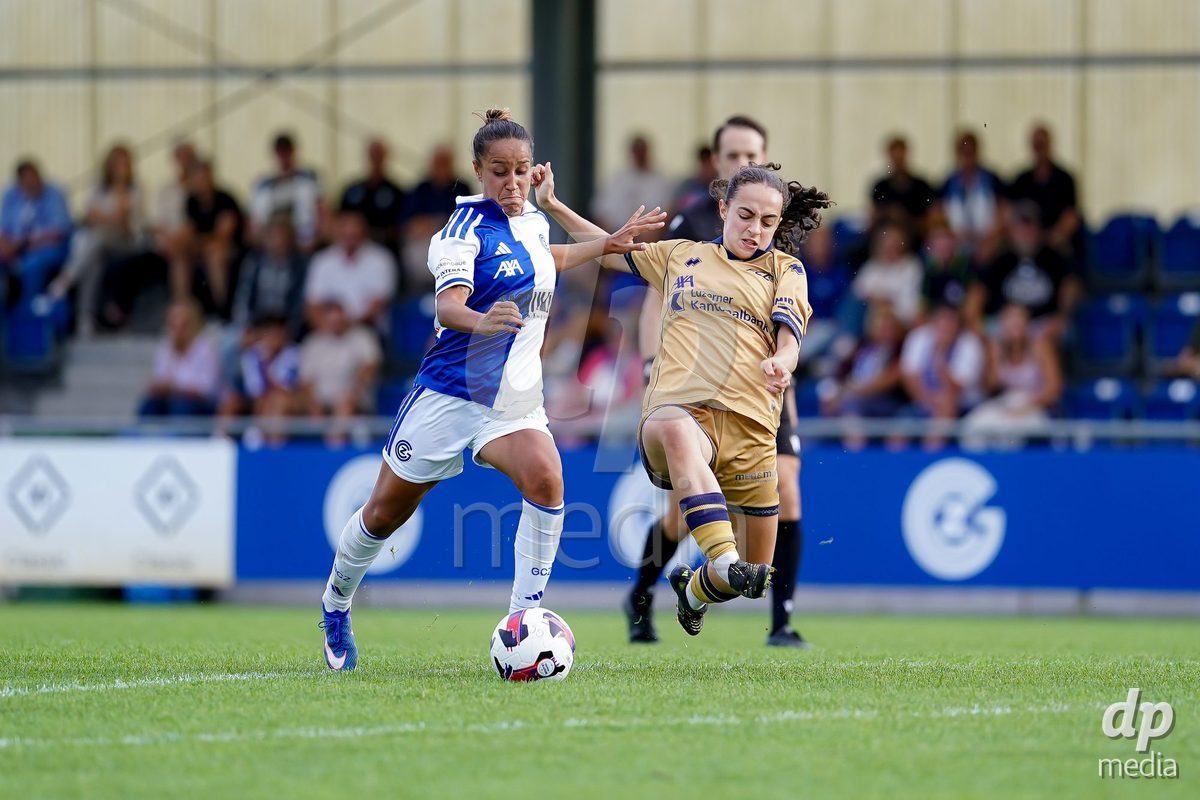 NIEDERHASLI, SWITZERLAND - September 13: Michelle Gigante of FC Luzern (R) and Dalila Belen Ippolito of GC Frauenfussball (L) battle for the ball during the AXA Women's Super League match between GC Frauenfussball and FC Luzern at GC Campus on September 13, 2026 in Niederhasli, Switzerland.