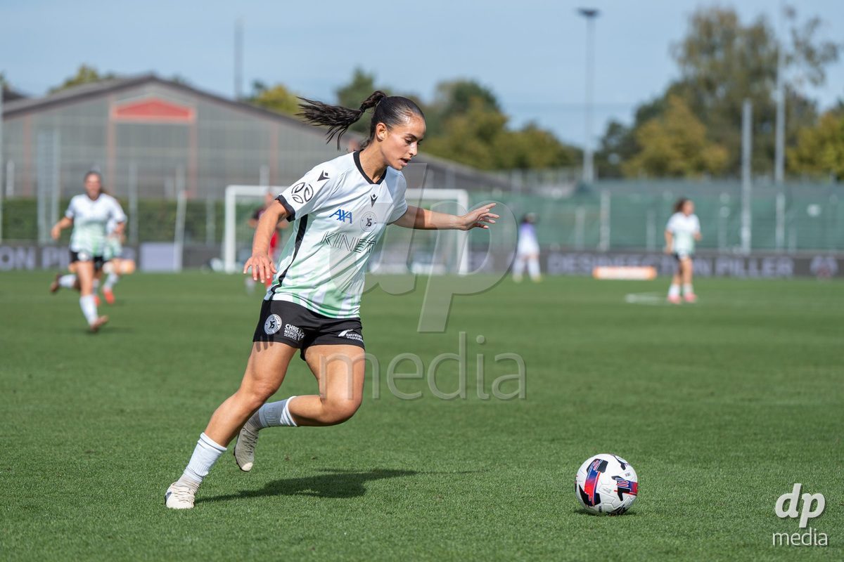 YVERDON-LES-BAINS - SWITZERLAND - SEPTEMBER 13 : Ines Khiri of Yverdon Sport Women kicks the ball during the AXA Women's Super League match between Yverdon Sport Women and FC Aarau Frauen at Stade Municipal on September 13, 2026 in Yverdon-les-Bains, Switzerland.