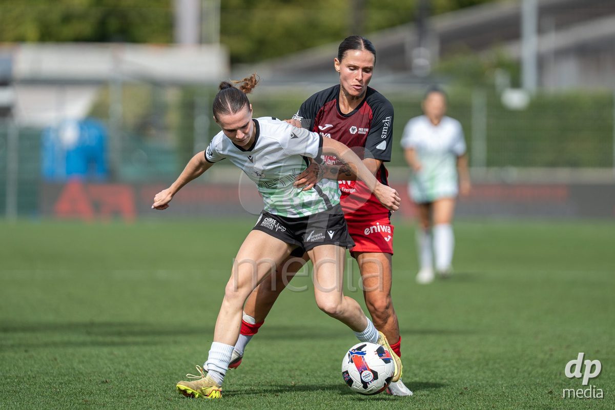 YVERDON-LES-BAINS - SWITZERLAND - SEPTEMBER 13 : Duel between Michelle Sager of Yverdon Sport Women and Vanesa Hoti of FC Aarau Frauen during the AXA Women's Super League match between Yverdon Sport Women and FC Aarau Frauen at Stade Municipal on September 13, 2026 in Yverdon-les-Bains, Switzerland.